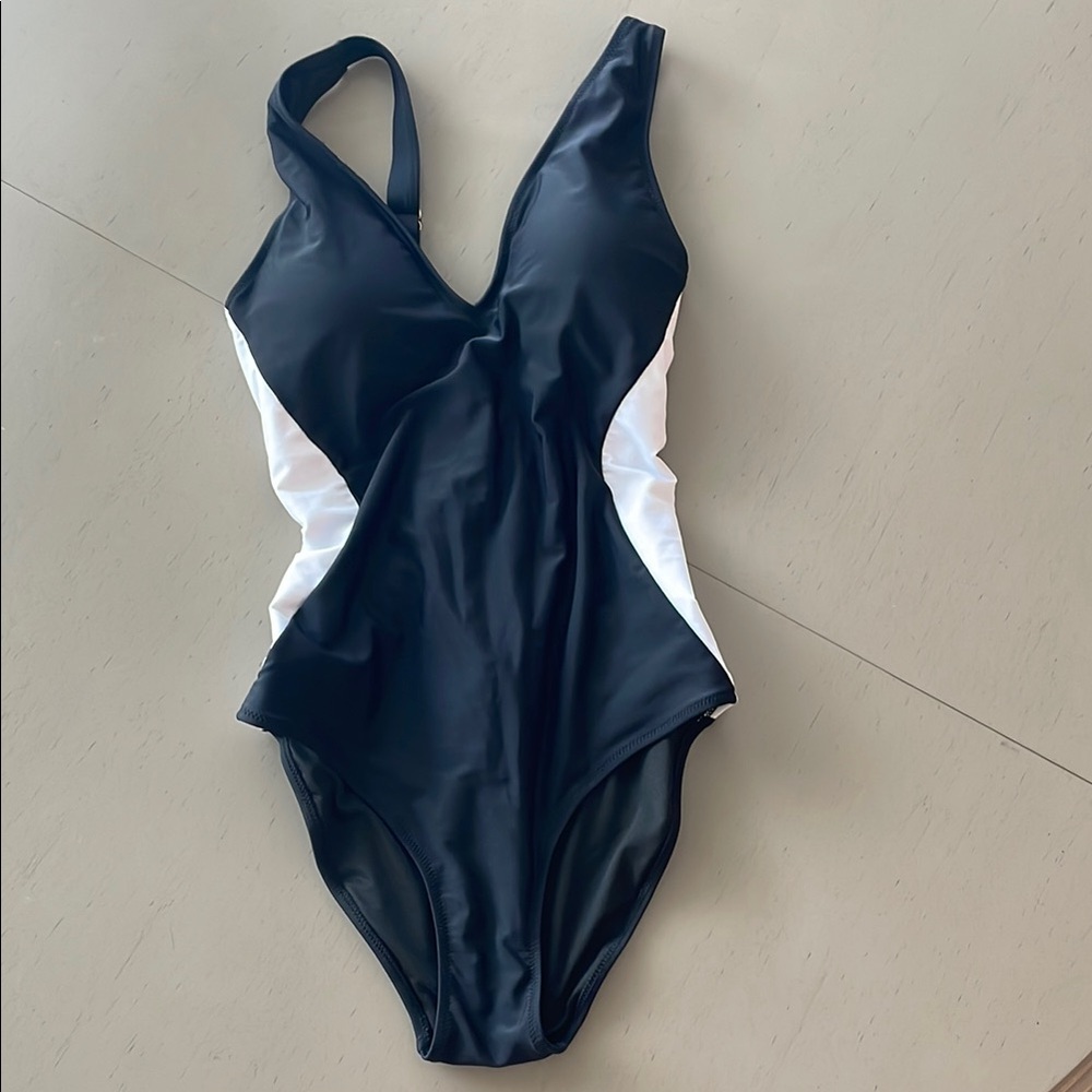 BMJL VIRAL Women’s Black and White One-Piece Swimsuit Size Medium Tummy Control